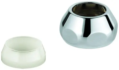 Zwei Anschlussmutter-Teile von Grohe, eine glänzende Metallmutter und eine transparente Kunststoffmutter, die übereinander angeordnet sind.