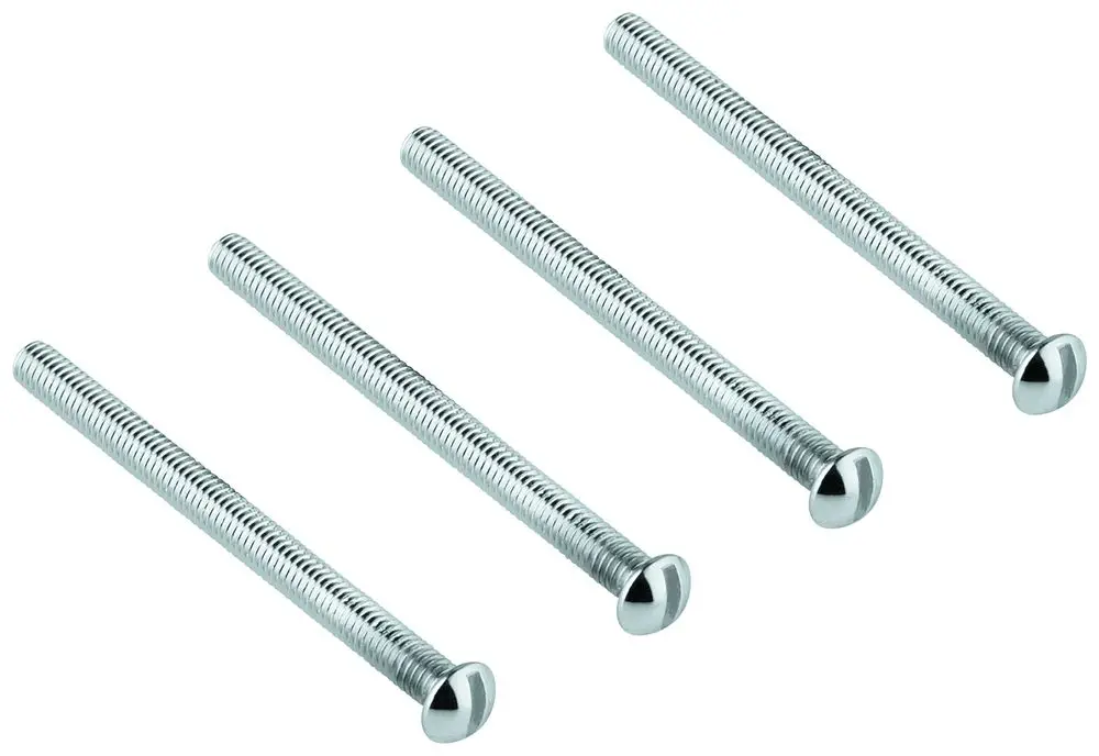 Vier chromfarbene Halbrundschrauben von Grohe mit einem unauffälligen Kopf und einem gerillten Schaft. Sie sind gleich lang und haben eine matte Oberfläche.
