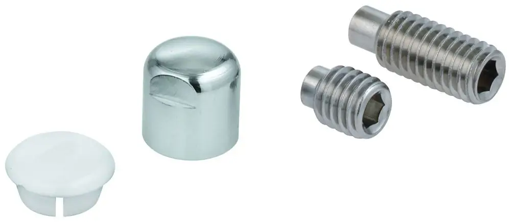 GROHE Bestandteile aus Metall und Kunststoff für eine Auslaufbefestigung. Links ein weißer Deckel, rechts zwei verchromte Befestigungsschrauben in unterschiedlichen Größen.