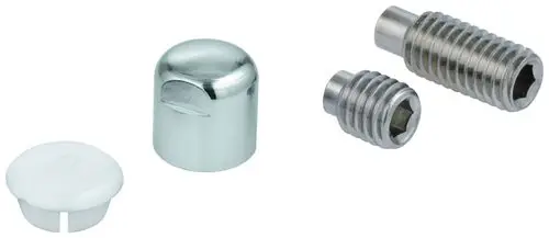 GROHE Bestandteile aus Metall und Kunststoff für eine Auslaufbefestigung. Links ein weißer Deckel, rechts zwei verchromte Befestigungsschrauben in unterschiedlichen Größen.