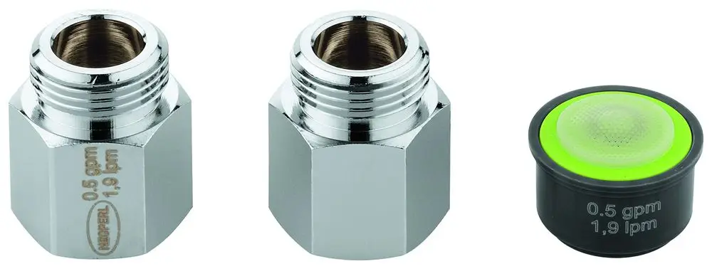 Drei chromfarbene Wasseranschlüsse von Grohe, darunter zwei mit Gewinde und ein Strahlregler mit grünem Element, der eine Durchflussmenge von 0,5 gpm anzeigt.