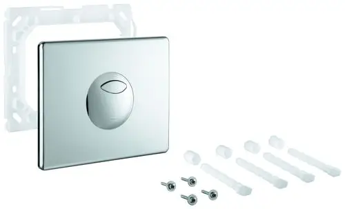 Grohe WC-Betätigung in Chromfarbe bestehend aus einer Betätigungsplatte, einem Montageelement sowie dazugehörigem Montageset. Alle Teile liegen auf weißem Hintergrund.