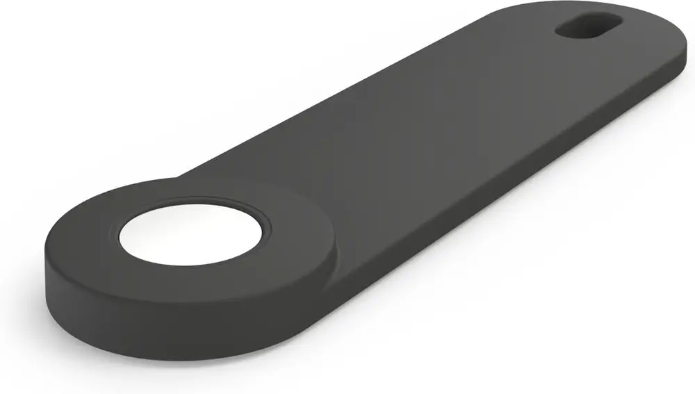 Schwarzer Magnetschlüssel von HANSA, flaches Design mit einem runden, schwenkbaren Befestigungsring und einer Öse zur einfachen Handhabung.