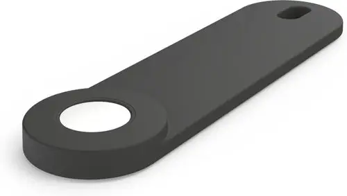 Schwarzer Magnetschlüssel von HANSA, flaches Design mit einem runden, schwenkbaren Befestigungsring und einer Öse zur einfachen Handhabung.
