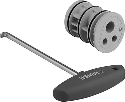 Grau-weißer Adapter von HANSA mit einer langen, gebogenen Griffstange. Der Adapter hat drei runde Öffnungen und Gummidichtungen für eine sichere Verbindung.