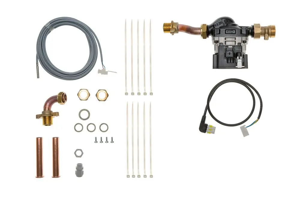 Brötje Universal-Speicherpumpenladeset mit verschiedenen Verbindungselementen, Rohren, Dichtungen und Kabeln, geeignet für Heizungsinstallationen.