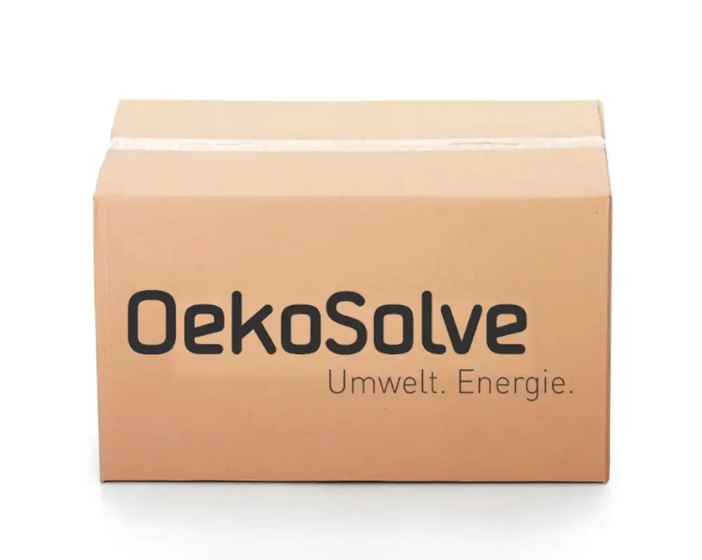 Brauner Karton mit der Aufschrift "OekoSolve" und dem Slogan "Umwelt. Energie." auf der Vorderseite. Der Karton ist unbeschriftet und unverschlossen.