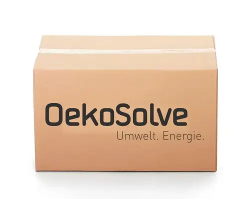 Brauner Karton mit der Aufschrift "OekoSolve" und dem Slogan "Umwelt. Energie." auf der Vorderseite. Der Karton ist unbeschriftet und unverschlossen.