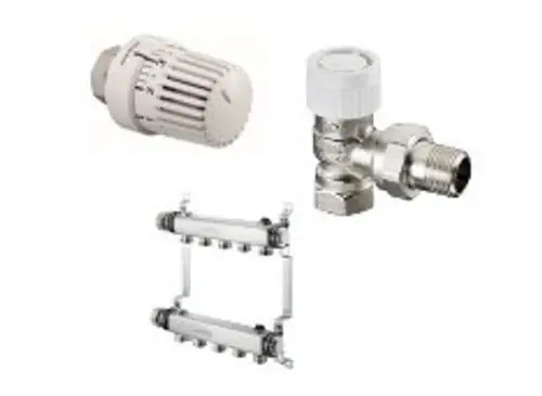 Drei Oventrop-Installationskomponenten: ein Heizkoerperthermostat, ein Ventil und eine Verteilerleiste aus Edelstahl.