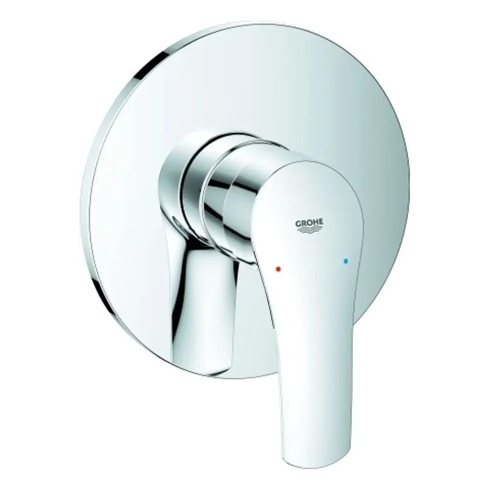Wandmontierter Grohe Wasserhahn mit runder Blende in Chrom. Der Griff zeigt eine rote und eine blaue Markierung für Warm- und Kaltwasser.