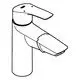 Grohe-Wasserhahn mit flachem Auslauf und einer Bedienungseinheit oben. Der Körper ist zylindrisch und hat eine verchromte Oberfläche.