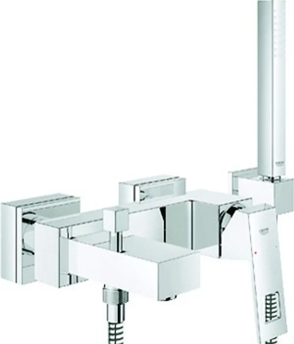 Wandmontiertes Grohe-Wannenbatterieset in verchromtem Finish mit integriertem Brausegerät und zwei Steuerhebeln für Temperatur und Wasserfluss.