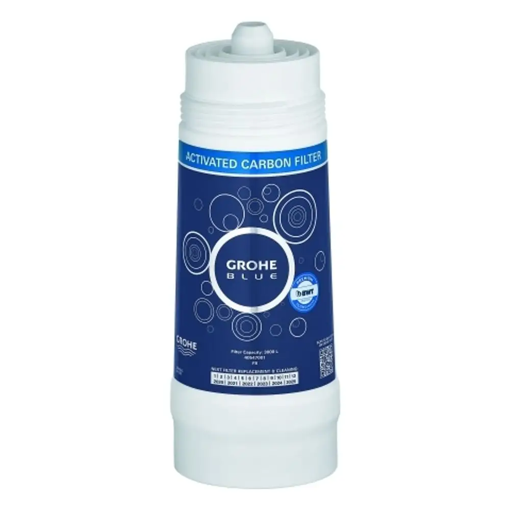 Aktivkohlefilter von Grohe in blauer Verpackung. Der Filter hat eine klare obere Öffnung und ist für die Wasserfiltration ausgelegt.