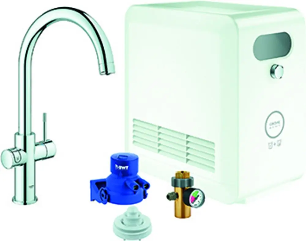 Grohe Wasserhahn mit schlankem Auslauf und Bedienhebel, daneben ein weißes Gerät zur Wasseraufbereitung sowie weitere Komponenten für die Installation.