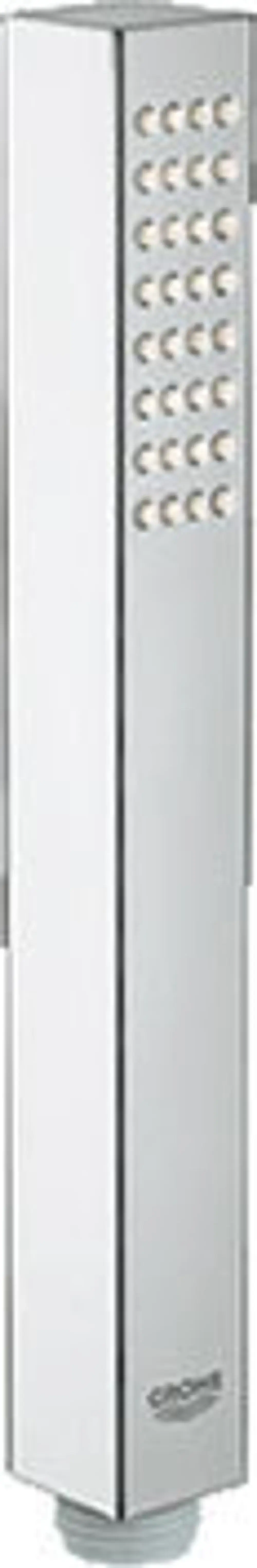 Grohe Handbrause im rechteckigen design mit mehreren Düsen, verchromter Oberfläche und einem Anschluss unten.