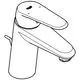 Küchenarmatur mit einer geraden, flachen Oberseite, einem seitlichen Hebel zum Regulieren des Wassers und einem schlichten Design in Chrom. Marke: Grohe.