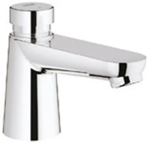 GROHE Wasserhahn mit einer chromfarbenen Oberfläche und einem Schlitz zum Wasserlassen. Der Bedienhebel ist deutlich mit einer blauen und roten Markierung versehen.