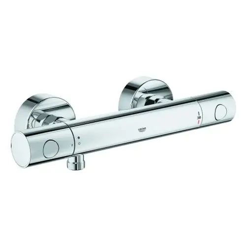 Wandmontierte Grohe-Brausebatterie in Chrom-Optik mit einem schlanken Design und Bedienelementen für Temperatur- und Strahlregulierung.