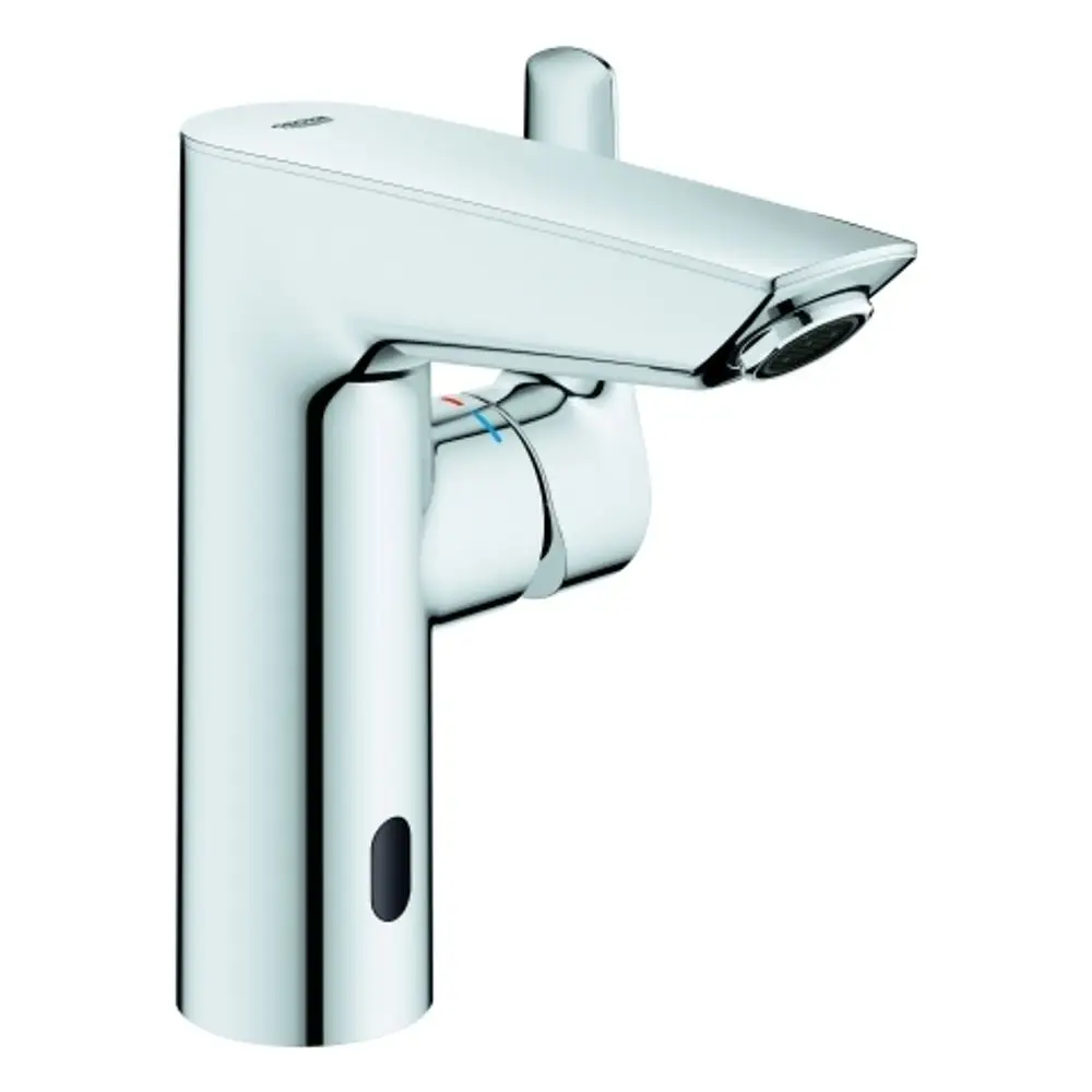 Chromfarbener GROHE Wasserhahn mit manuellem und Infrarot-Auslöser, geeignet für moderne Badezimmer und Waschräume.
