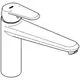 Chromfarbener Wasserhahn mit flachem Auslauf und einfacher Bedienung. Das Design stammt von Grohe und eignet sich für Küchen- oder Badezimmeranwendungen.
