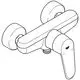 Grohe Wandmontage-Brausebatterie mit zwei runden Kennungsdrehgriffen und einem mittigen Auslauf, in einem schlichten, funktionalen Design.