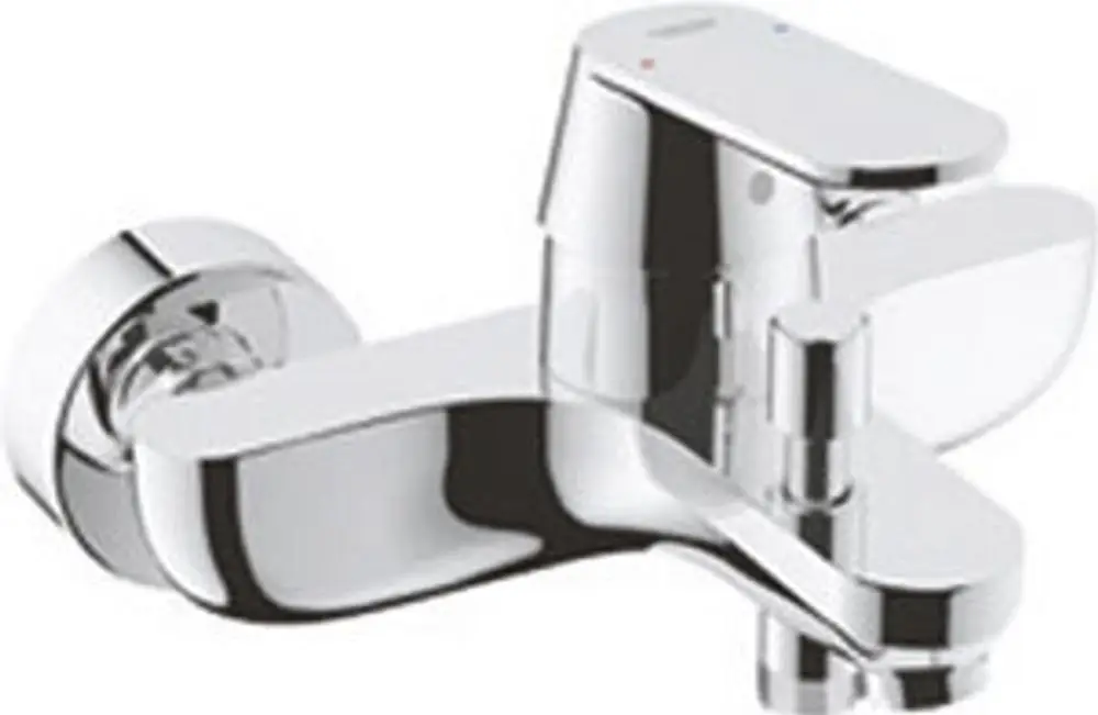 Einhand-Wannenbatterie in Chromfarbe von Grohe, montiert an der Wand, mit einem modernen Design und einem Hebel zum Regulieren von Wasserfluss und Temperatur.