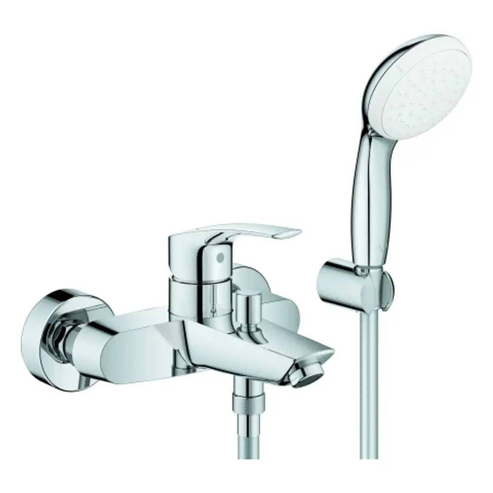 Wandmontierte Armatur von Grohe mit Duschgarnitur und chromfarbener Oberfläche. Enthält einen Wasserhahn und einen Handbrausekopf.