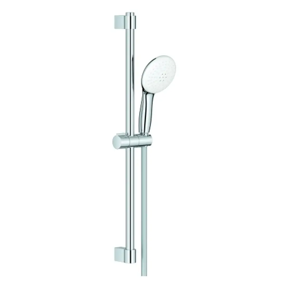 Grohe Brausestangenset mit handgehaltener Dusche, ausgestattet mit zwei Strahlarten. Metallische Oberfläche. Montiert an einer vertikalen Stange.