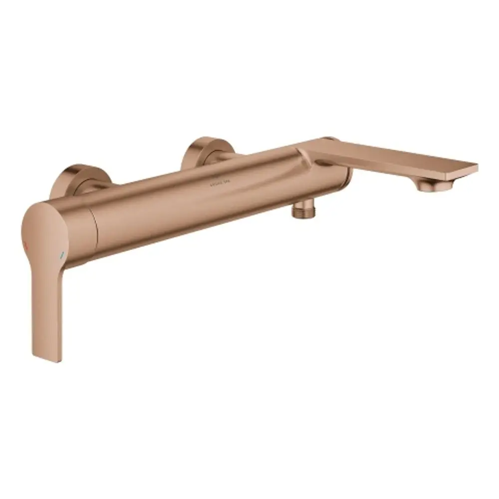 Wannenbatterie von Grohe in Wandmontage, Auslauf in rechteckiger Form, zwei Bedienhebel mit Farbmarkierungen für warmes und kaltes Wasser. Finish in mattem Kupfer.