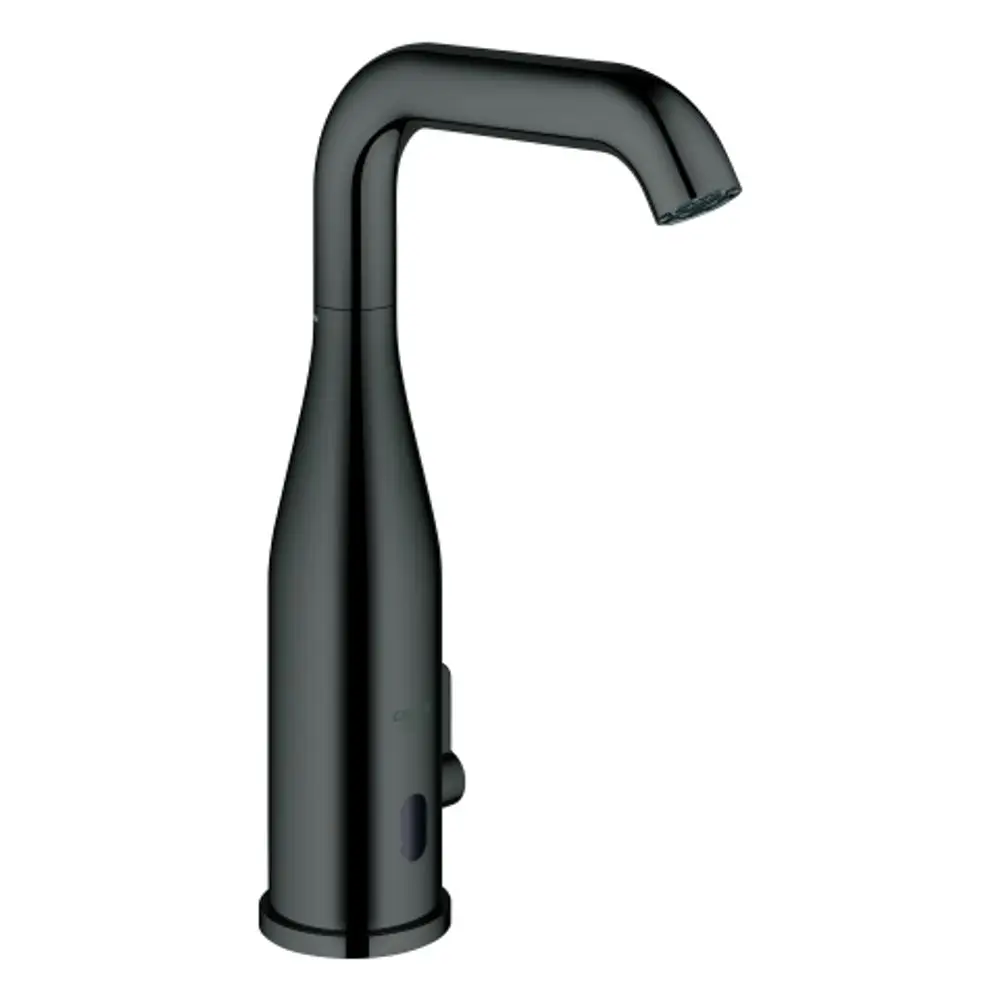 Schwarzer Wasserhahn mit schmalem Auslauf und seitlichem Bedienknopf, präsentiert von Grohe. Das Design ist ergonomisch und modern.