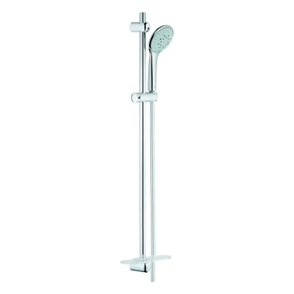 Wandmontierte Duschstange aus verchromtem Material mit Handbrause und Ablage für Duschgel. Grohe-Logo sichtbar an der Oberseite.