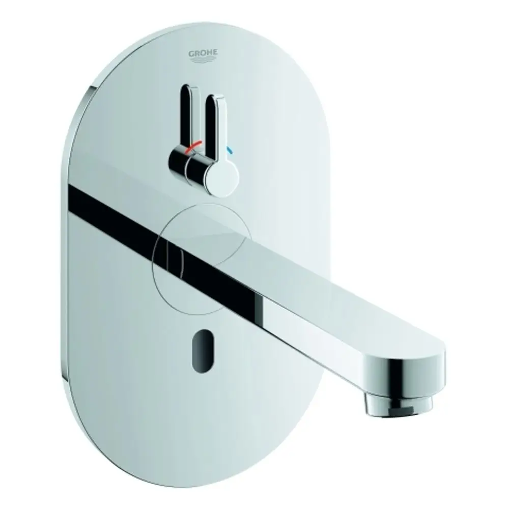 Wandmontierte Grohe Armatur mit einem Hebel zur Temperatur- und Mengeneinstellung. Die Oberfläche ist glänzend und spiegelt das Licht wider.