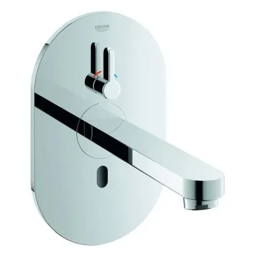 Wandmontierte Grohe Armatur mit einem Hebel zur Temperatur- und Mengeneinstellung. Die Oberfläche ist glänzend und spiegelt das Licht wider.