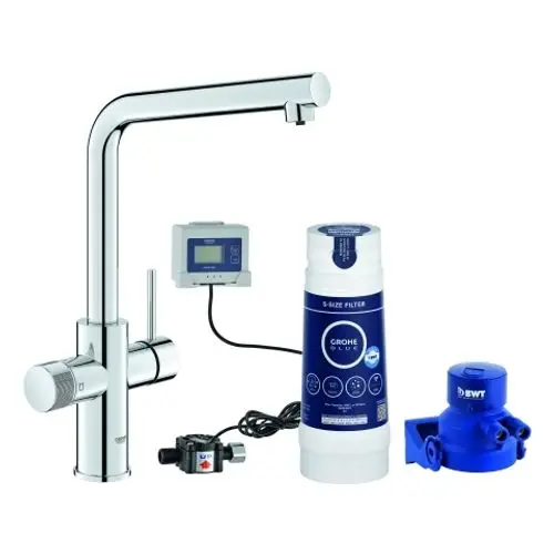 Grohe Wasserhahn mit einem separaten Bedienfeld, Wasserfilter und Pumpeneinheit. Komponenten in chromfarbener Ausführung, angeordnet auf hellem Hintergrund.