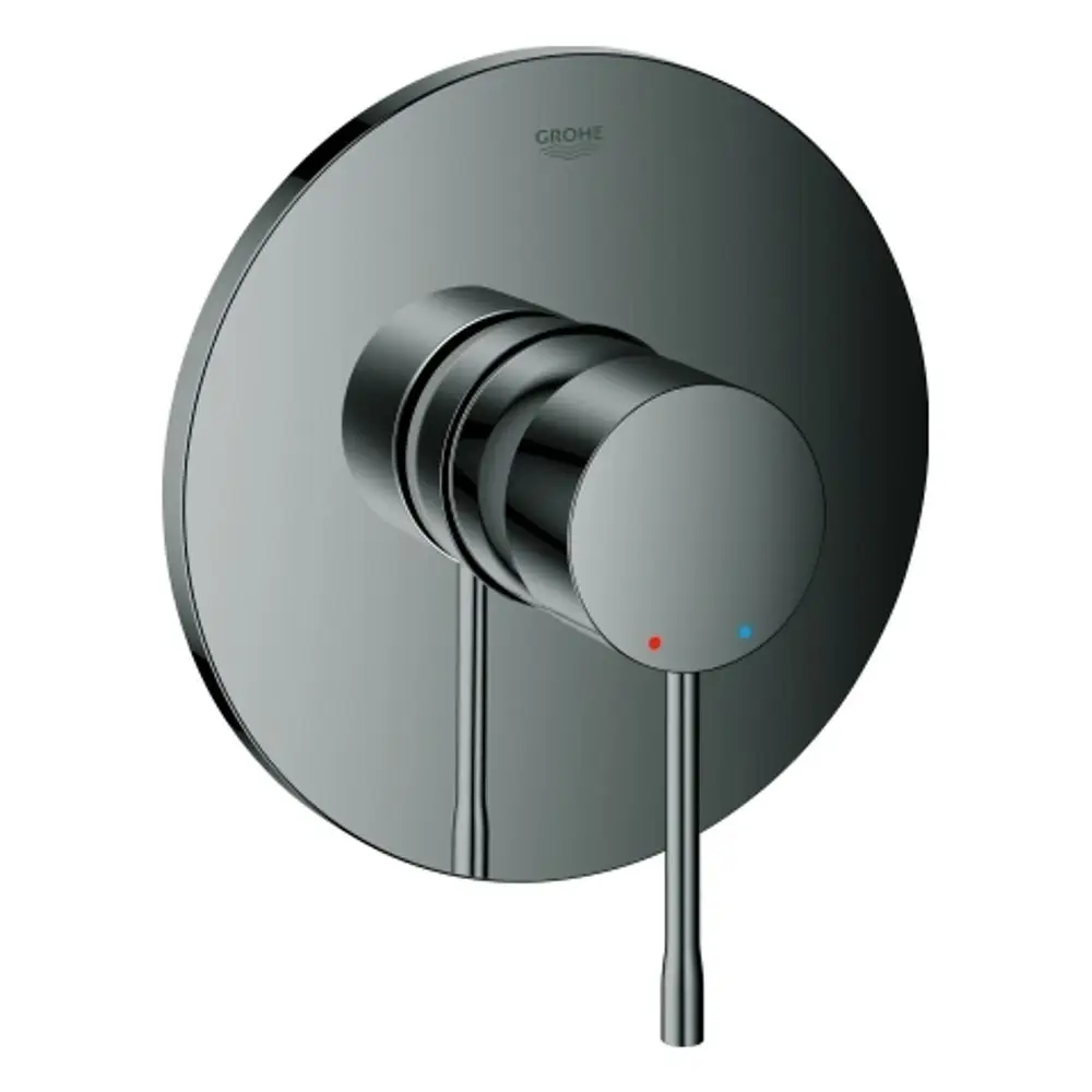 Grohe-Wannenarmatur mit runder Wandplatte und verchromter Oberfläche. Der Bedienhebel ist zentral platziert und zeigt Indikatoren für heiße und kalte Einstellungen.