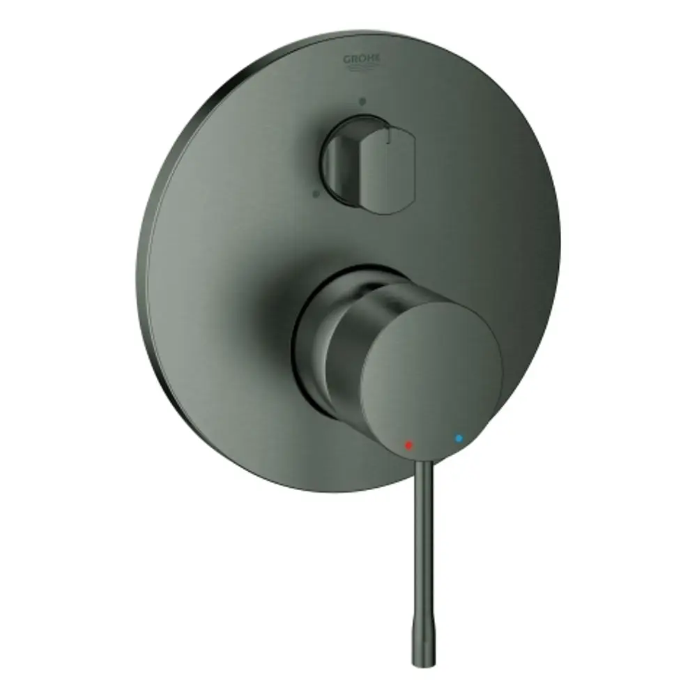 GROHE-Wandarmatur in mattem Schwarz mit runden Bedienelementen zur Temperatur- und Wasserflussregulierung. Einfache Montage- und Designelemente sichtbar.