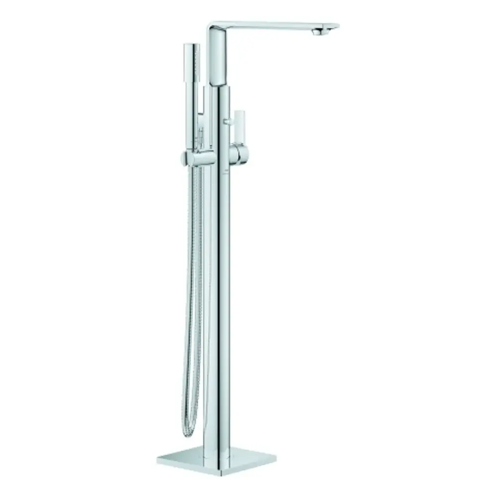 Wannenbatterie von Grohe in chrom, Bodenmontage mit Handbrause und Schlauch, schlankes Design mit eckiger Form.