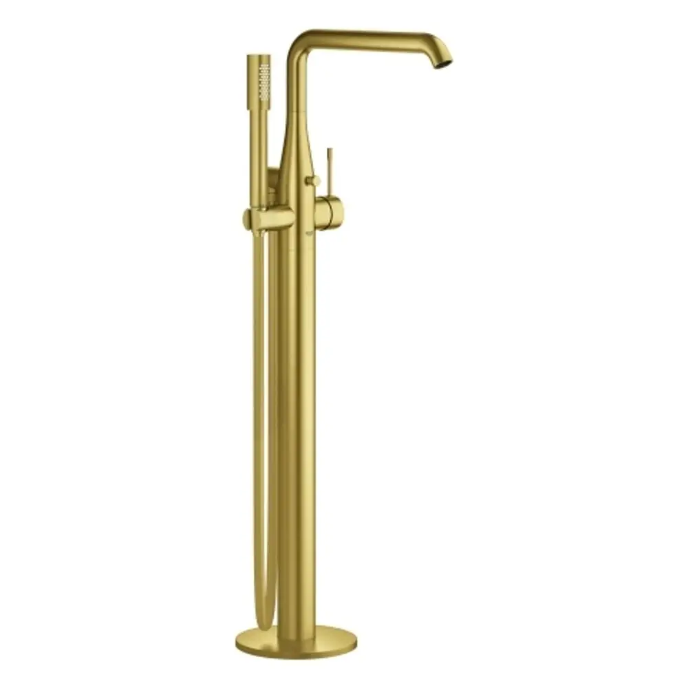 GROHE Badewannenarmatur in gebürstetem Gold mit schlankem Design, bestehend aus einer festen Auslaufarmatur und einer Handbrause, auf einem Standfuß montiert.