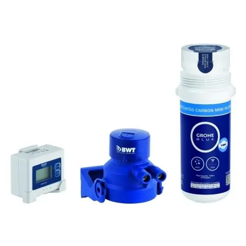 Grohe Wasserfilterset mit Kunststoffgehäuse in Blau, einem Aktivkohlenfilter und einem Steuergerät für die Wasseraufbereitung.