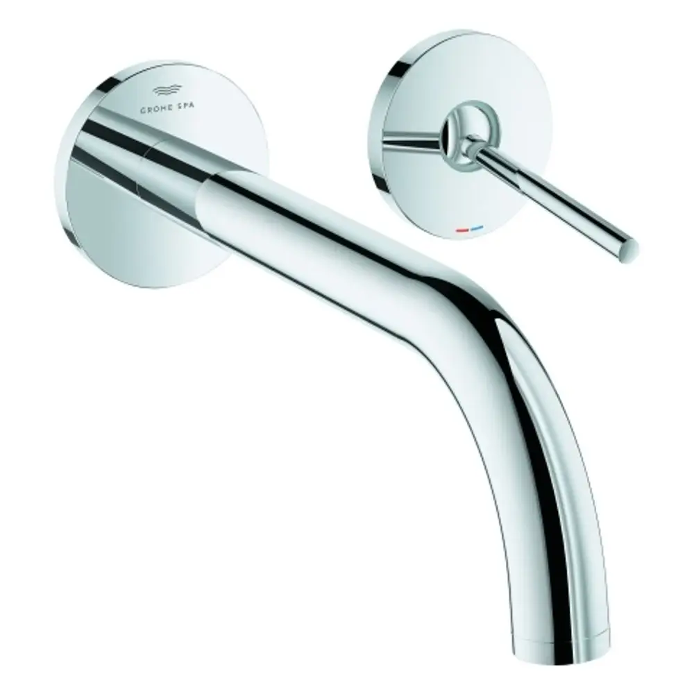Wandbatterie aus Chrom von Grohe mit einem ovalen Auslauf und einem separaten Griff zur Temperatur- und Wassermengenregulierung an der Wand montiert.