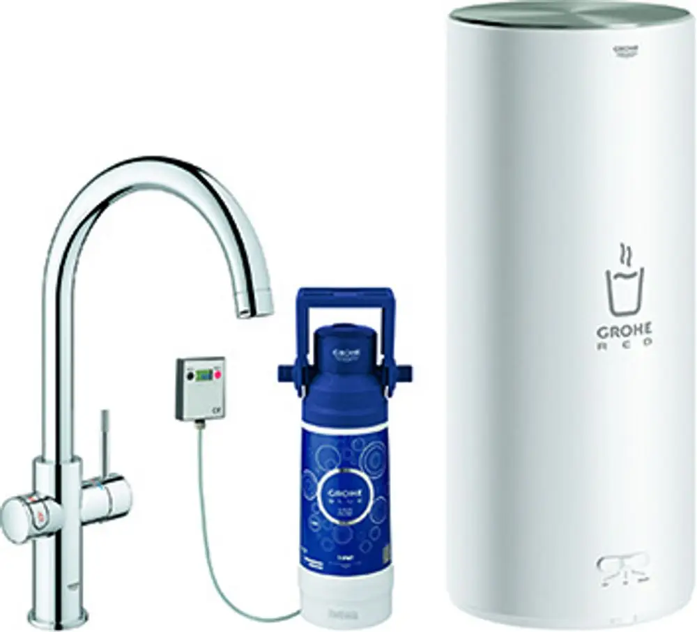 Grohe Armatur mit seitlichem Hebel und chromfarbener Oberfläche, daneben ein weißer Boiler mit einem blauen Wasserbehälter und einem digitalen Steuergerät.
