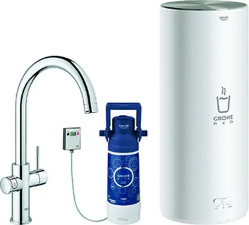 Grohe Armatur mit seitlichem Hebel und chromfarbener Oberfläche, daneben ein weißer Boiler mit einem blauen Wasserbehälter und einem digitalen Steuergerät.