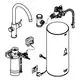 Anordnung von Komponenten einer Grohe Armatur und Boiler, inklusive Wasserhahn, Anschlussstück, Wasserfilter und Boiler, schematisch dargestellt in Schwarz-Weiß.