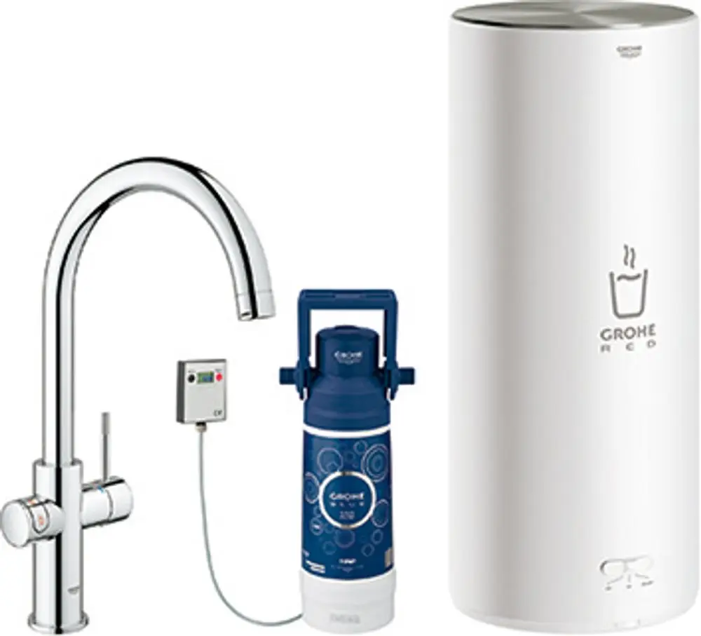 Armatur von Grohe mit Hochauslauf und integriertem Steuergerät, kombiniert mit einem grauen Boiler und einem blauen Wasserspeicher, zur Bereitstellung von heißem Wasser.