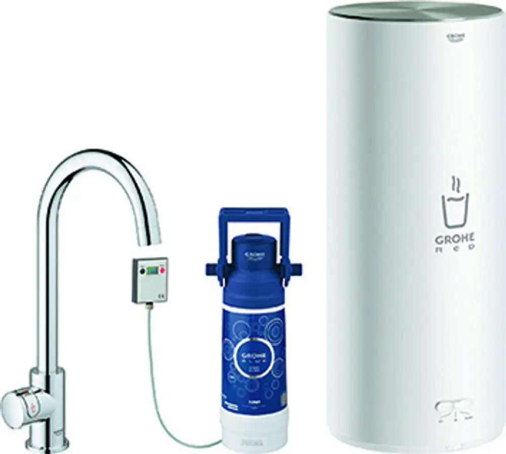 Wasserhahn von Grohe mit schwenkbarem Auslauf, Bedienfeld und blauer CO2-Flasche für Sprudelwasser in der Nähe eines weißen Speichers.
