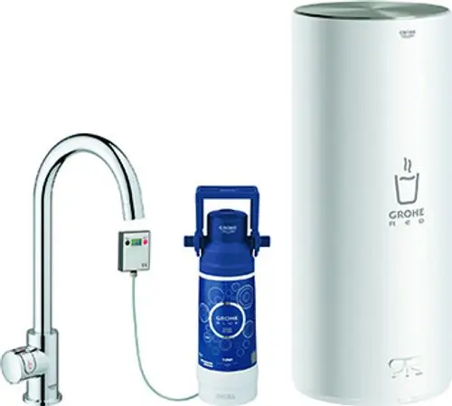 Wasserhahn von Grohe mit schwenkbarem Auslauf, Bedienfeld und blauer CO2-Flasche für Sprudelwasser in der Nähe eines weißen Speichers.