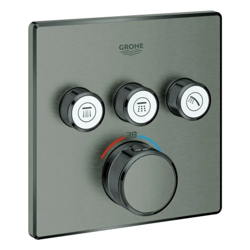 Thermostat von Grohe mit drei Drehknöpfen zur Einstellung von Temperatur und Wasserfluss, montiert auf einer rechteckigen, grauen Platte.