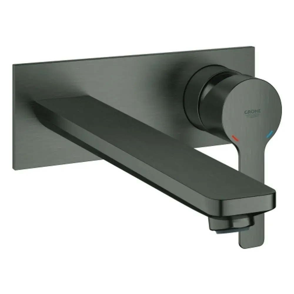 Schlichte Wandarmatur von Grohe in gebürstetem Graphit mit einem langen, flachen Auslauf und einem runden Bedienknopf zur Steuerung des Wasserflusses.