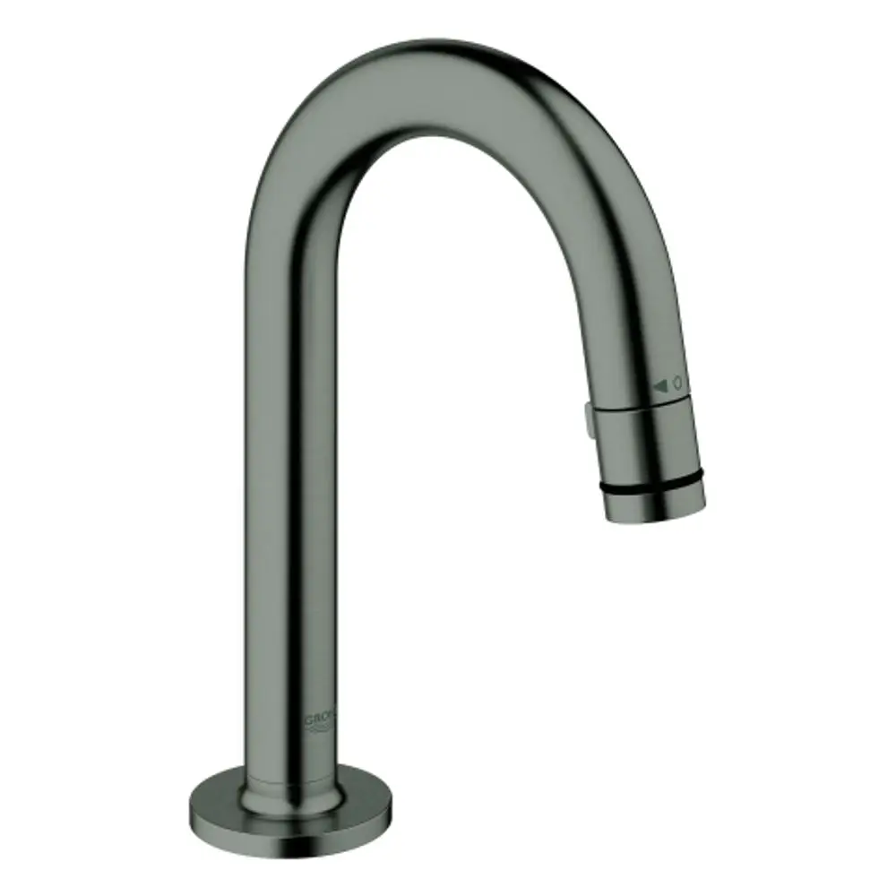 GROHE Waschtisch-Standventil mit gebürsteter Oberfläche in Hard Graphite. Der Auslauf präsentiert sich in einer geschwungenen Form und hat einen praktischen Bedienmechanismus.