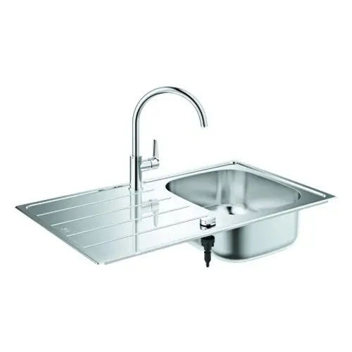 Moderne Edelstahl-Küchenspüle mit integriertem Wasserhahn und Abtropffläche, ideal für funktionale Küchenlayouts.